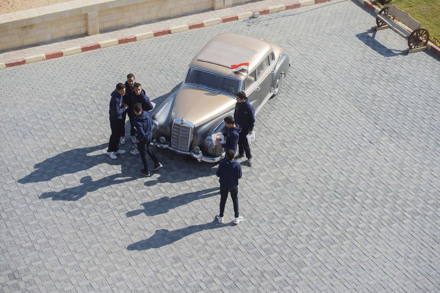 الطلاب يرتبطون بالسيارات التاريخية دون معرفة سجلها