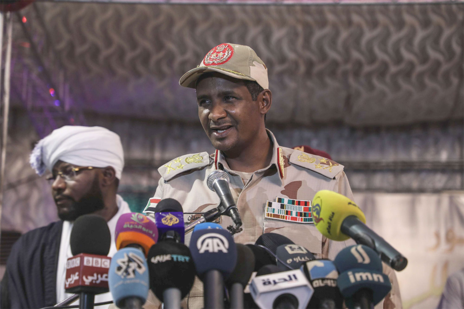 حميدتي يعلن القبض على عناصر يتهمها بإطلاق النار على معتصمين قرب مقر قيادة الجيش بالخرطوم
