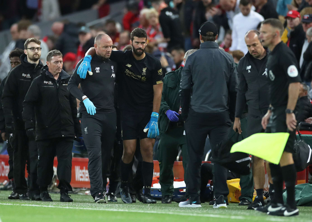الإصابة تحرم ليفربول من بيكر في مباراة كأس السوبر