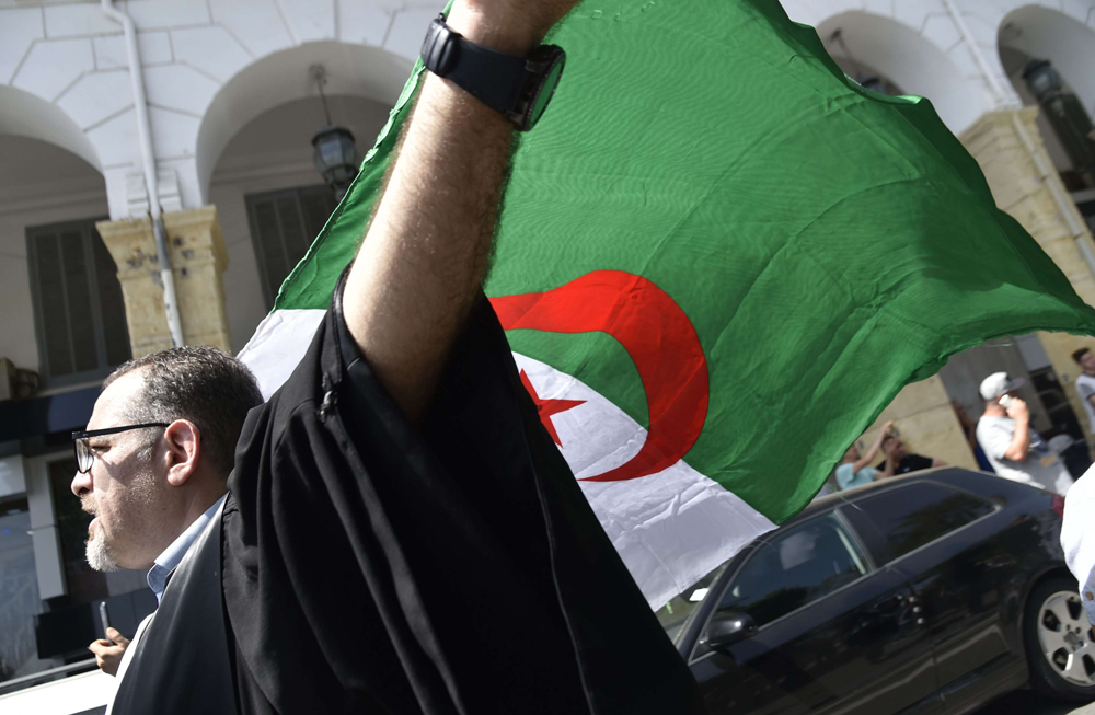 مناورة من السلطات الإنتقالية