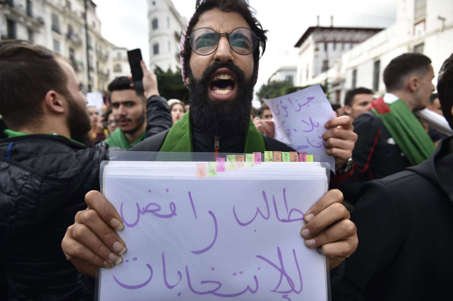 الشارع متمسك برحيل جميع رموز النظام السابق