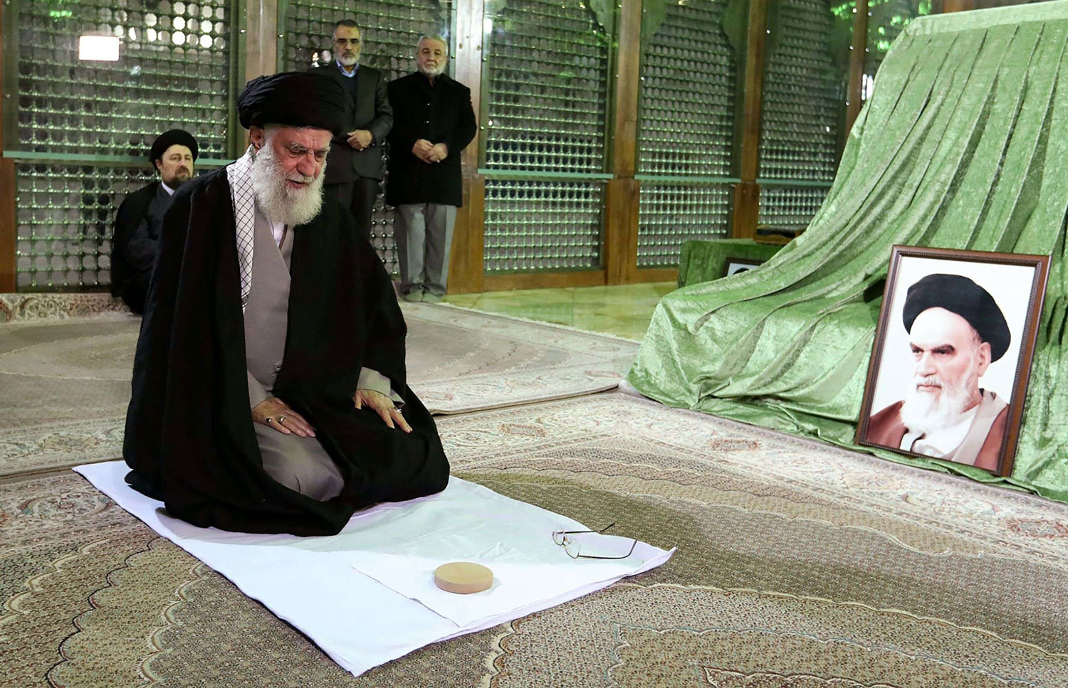 ماذا لو زرع الله الرحمة والشفقة وحب الخير في قلب الخميني، ثم في قلب وريثه خامنئي؟
