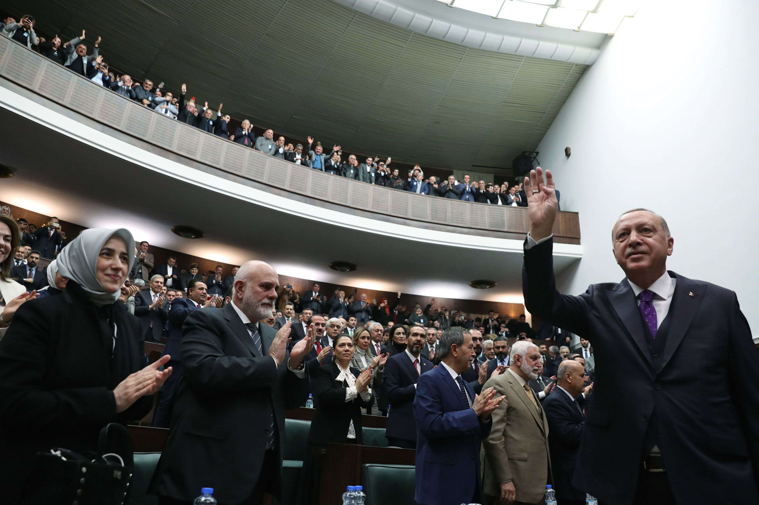 أردوغان يفقد المزيد من أنصاره بسبب قراراته الإرتجالية