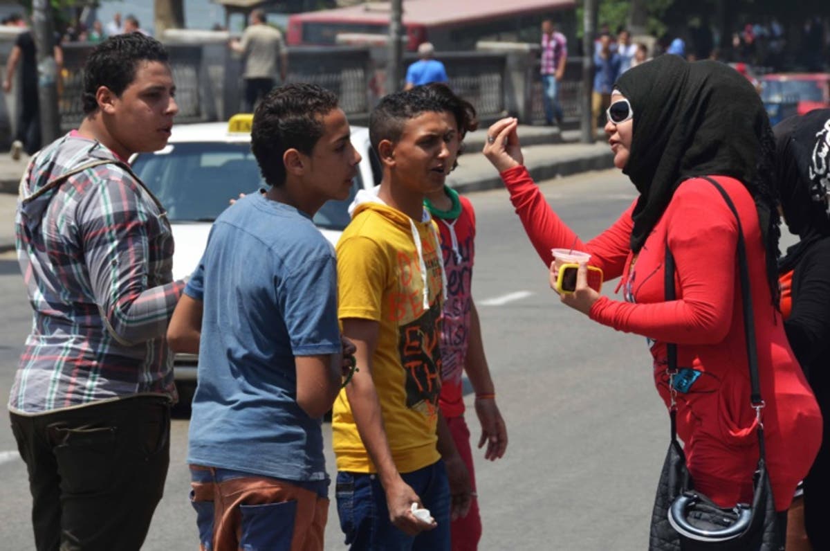[ 57 في المئة من المصريات يتعرضن لحوادث تحرش جسدي مباشر في وسائل النقل العامة اليومية، ونحو 31 في المئة للتحرش الإلكتروني عبر السوشيال ميديا، وفق استطلاع رأي أجرته مؤخراً طالبات معهد السينما بالقاهرة.