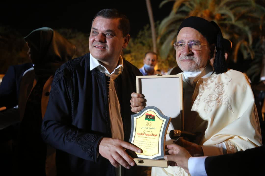 عبدالحميد الدبيبة يكرّم أحد شيوخ المالوف في المهرجان