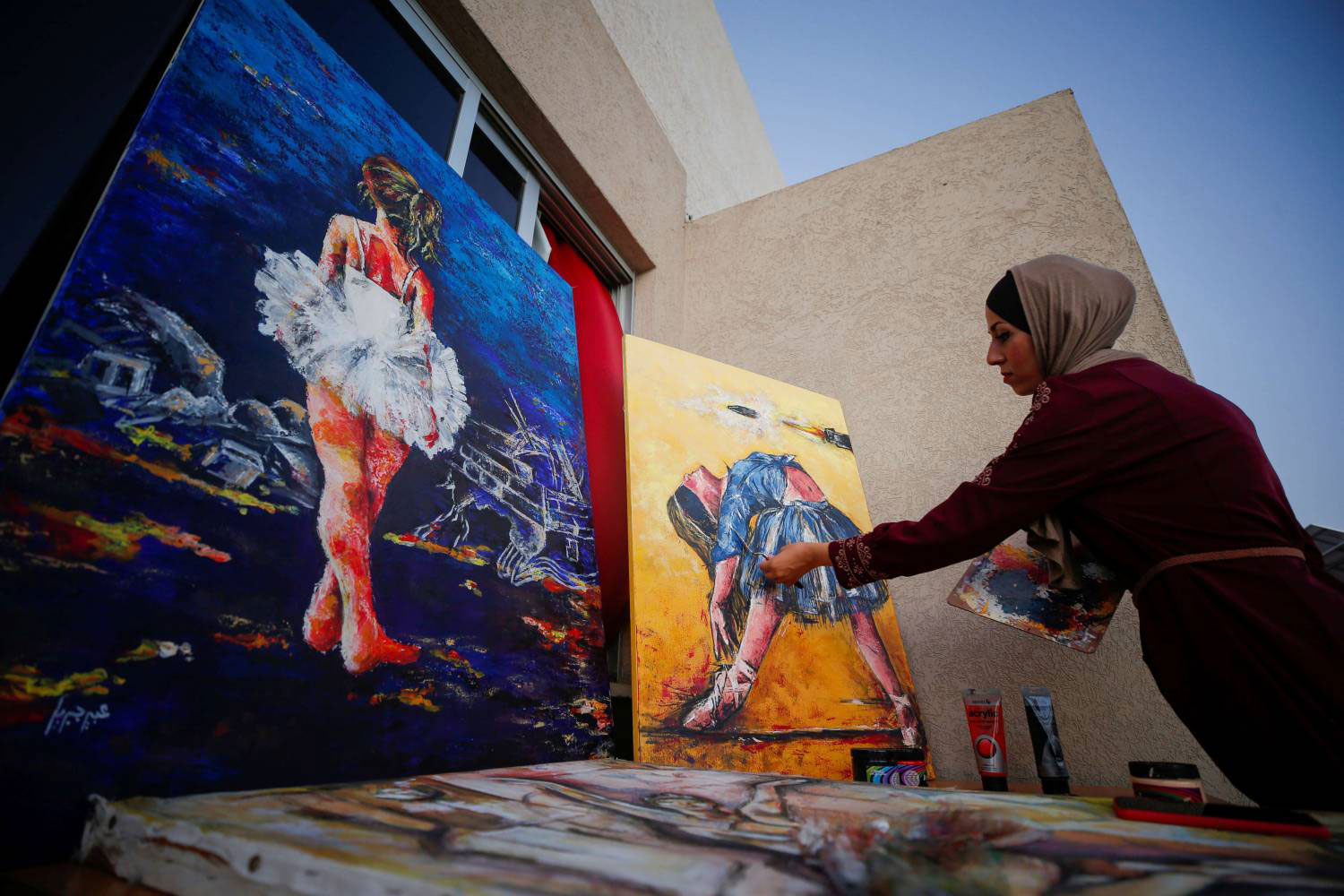المرأة المحاصرة تناضل بالفن الجميل داخل القطاع