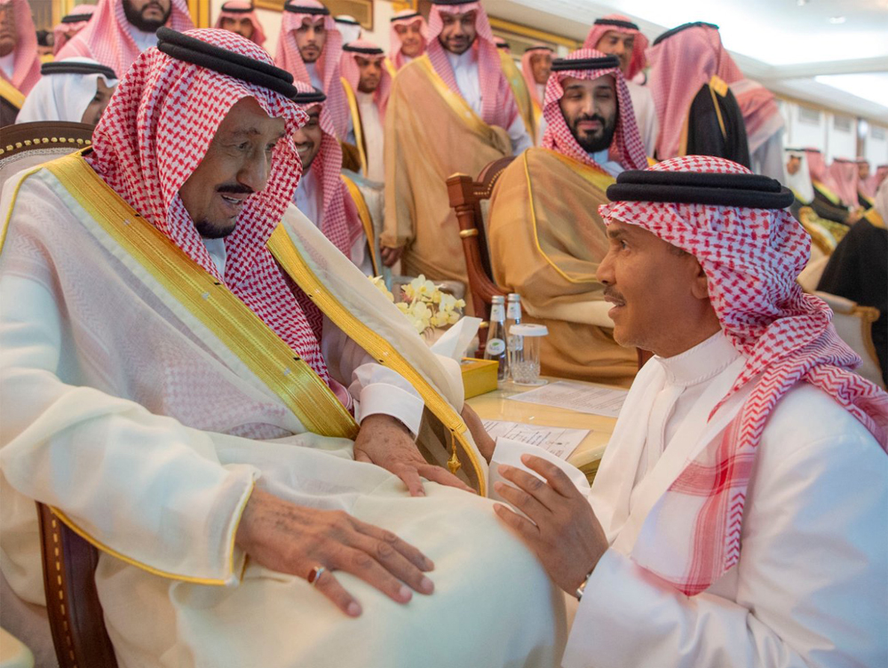 اسم محمد عبده يبرز كماركة سعودية مسجلة على جبين كل الانعطافات التي مرّ بها البلد، فهو سفير الفن السعودي إلى الخارج، وديوان غنائي خلّد الكثير من مناسبات البلاد وأحداثها