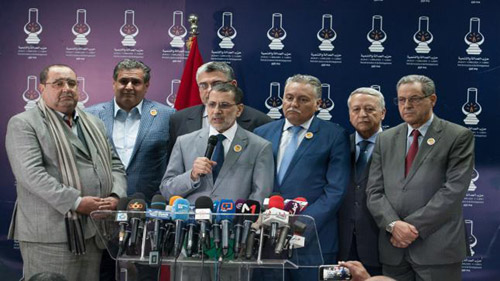 [ العاهل المغربي يشدد دوماً على ضرورة أن تقوم الأحزاب بتطعيم الحكومة بوزراء ذوي كفاءة يرفدون التجربة السياسية المغربية، وهذا ما لا ترغب به بعض القيادات التي تكرّس الشعبوية والأنانية.