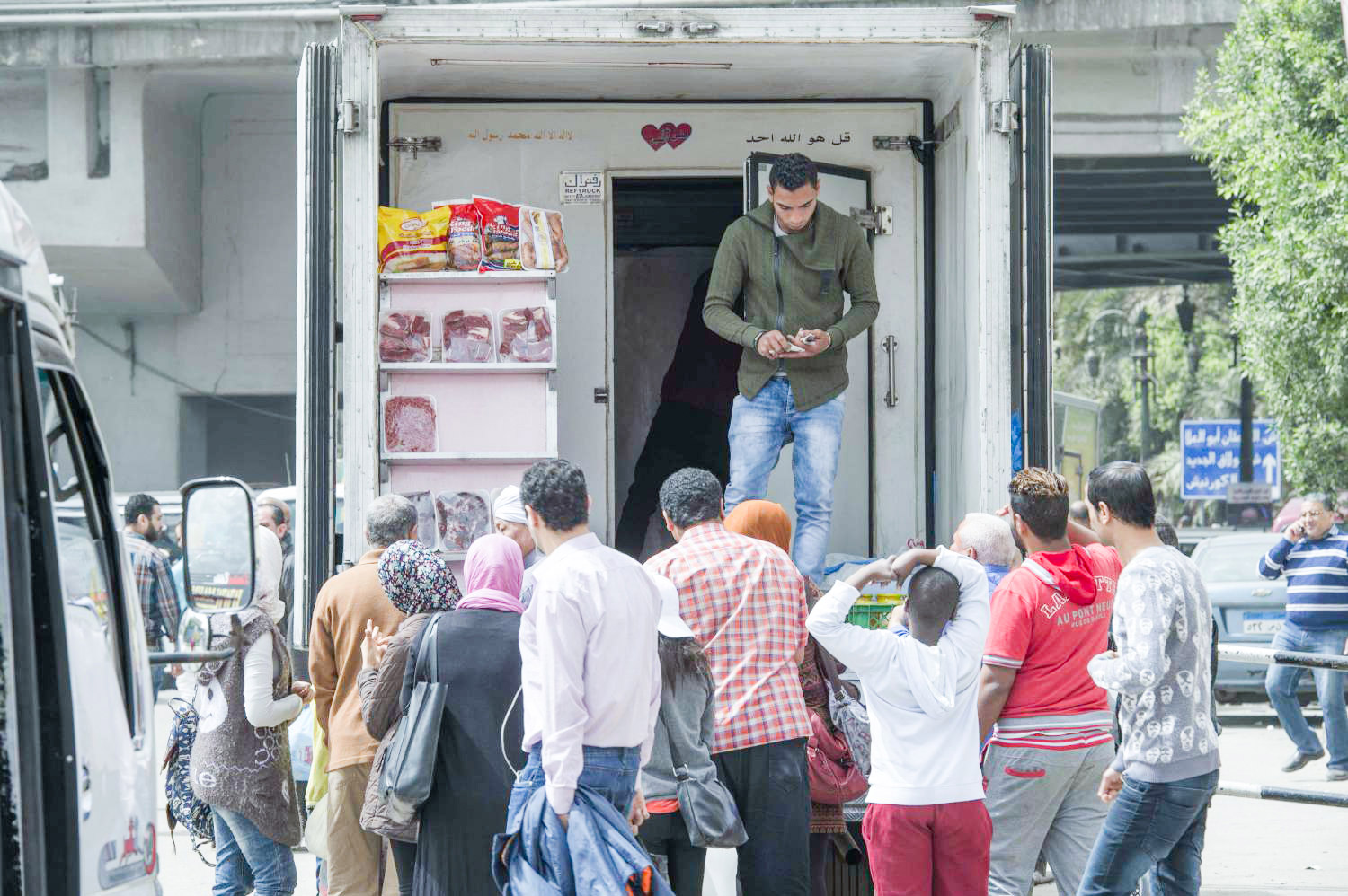 طابور طويل على طعام قليل