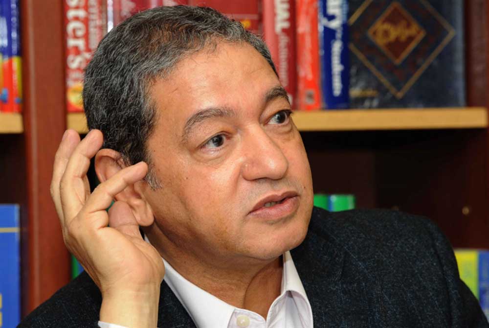 الكاتب المصري الراحل نجيب محفوظ وصف المخزنجي بأنه "صاحب الموهبة الفذة في عالم القصة القصيرة"، وقد تعلم الابن من والده قيما عديدة للمثقف. سواء في تعدد مستويات التأثير أو في أصالة الرسالة الأدبية