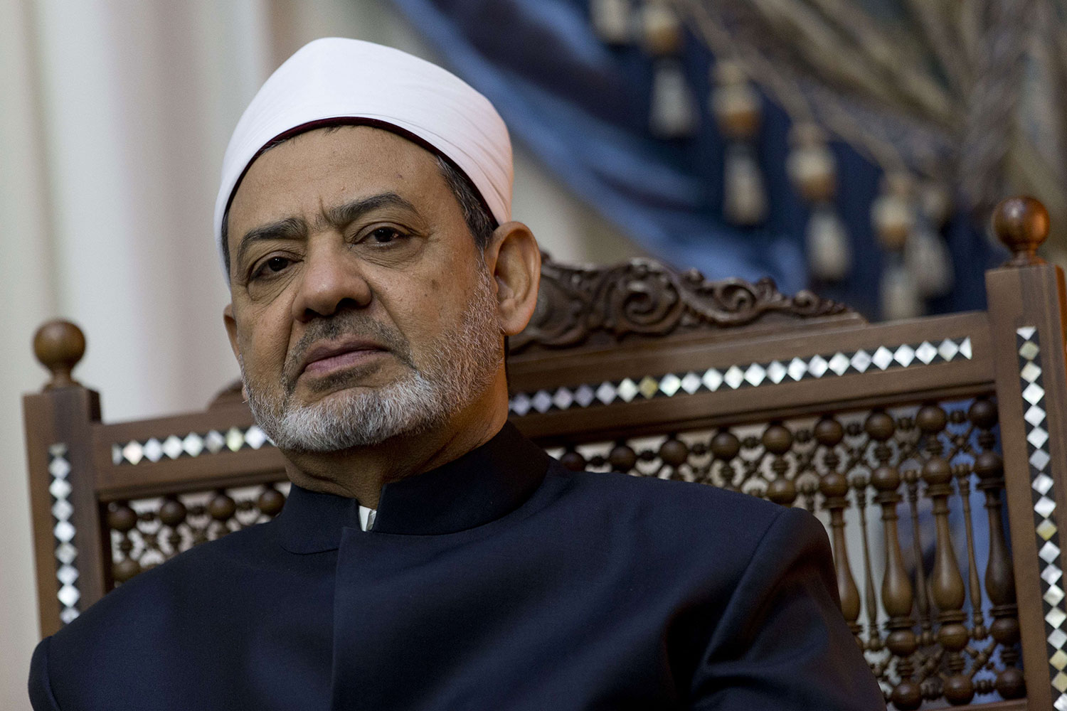 صبر الحكومة المصرية نفد بعد تراخي الأزهر عن تجديد الخطاب الديني وتنقية المناهج من التطرف وتمسكه بالتراث القديم وعدم تطهير المؤسسة من المتشددين الذين يحتمون باسمه لإصدار فتاوى مثيرة للجدل