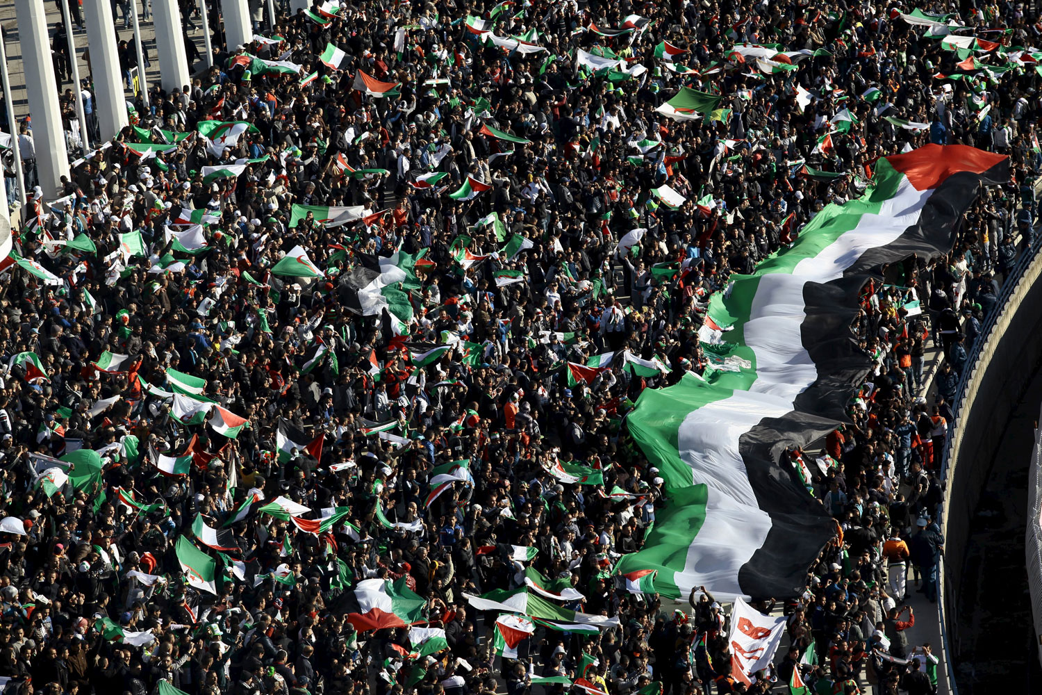 الموقف الشعبي الجزائري من القضية الفلسطينية، مثله مثل كل موقف شعبي عربي آخر، يدعم الحقوق الوطنية المشروعة للشعب الفلسطيني