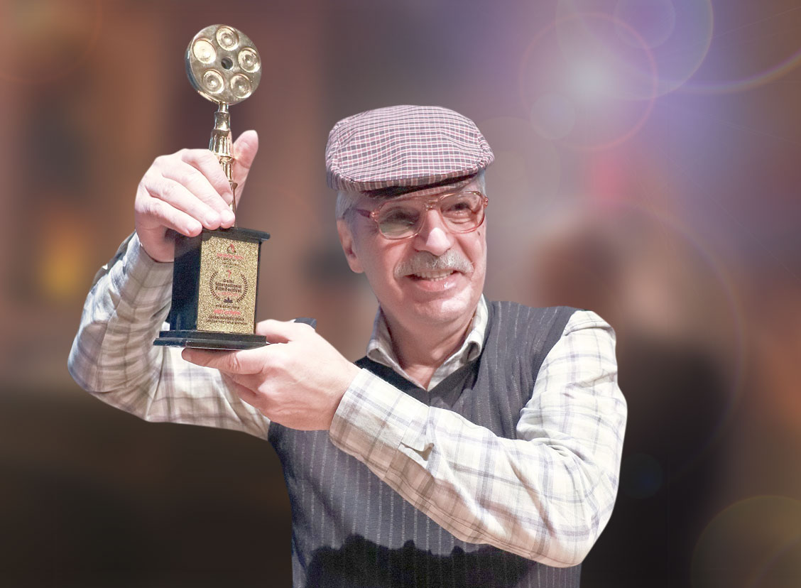 لم يبق من تاريخ المخرج بعد تقاعده إلاّ وميض من بعض الذكريات والجوائز التي تحصل عليها 