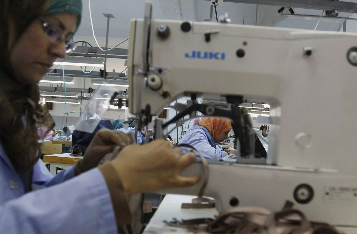 مصانع الملابس التي تزود ماركات الأزياء الأوروبية تضررت كثيرا من جراء الجائحة