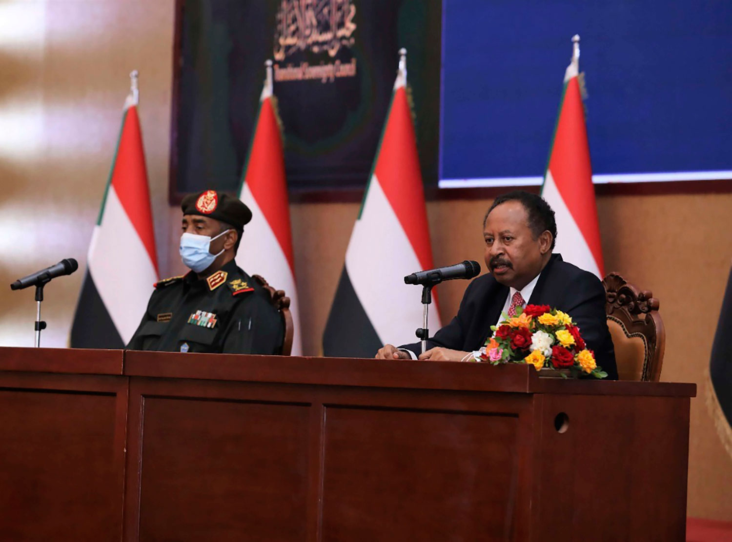 حمدوك عاد على رأس الحكومة وقد لا يكون مرتاحا كثيرا في التعامل مع دولة تراه معرقلا لمصالحها