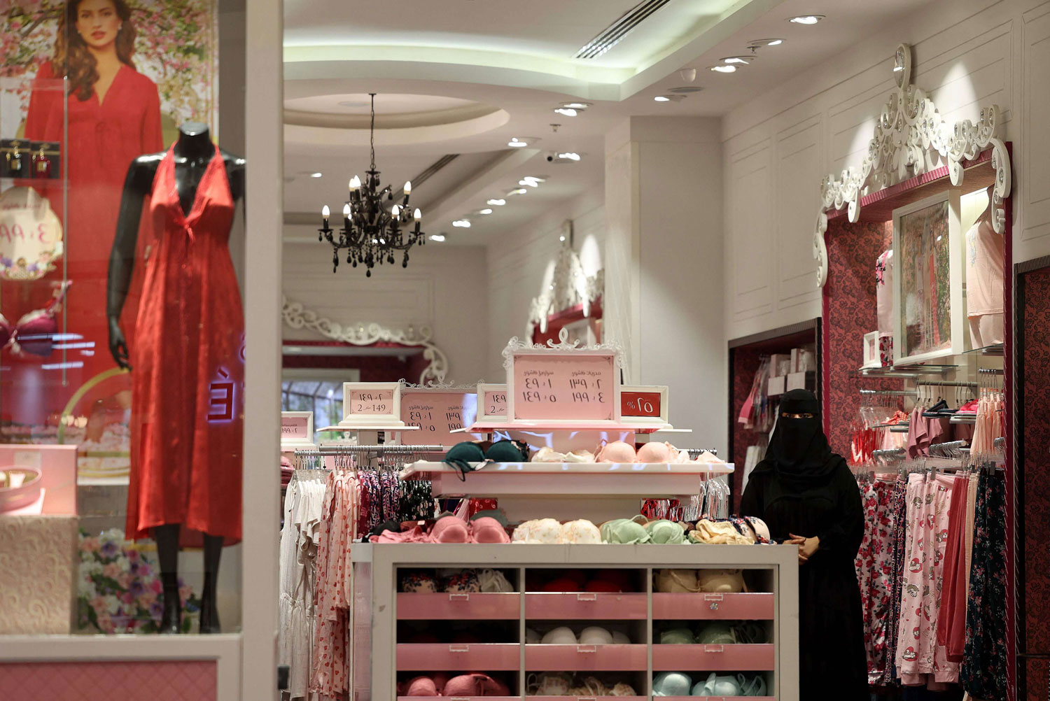 الرومنسية تزين المحال في السعودية