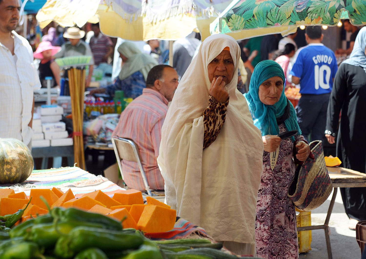 لقمة العيش بعيدة على متناول الشعب