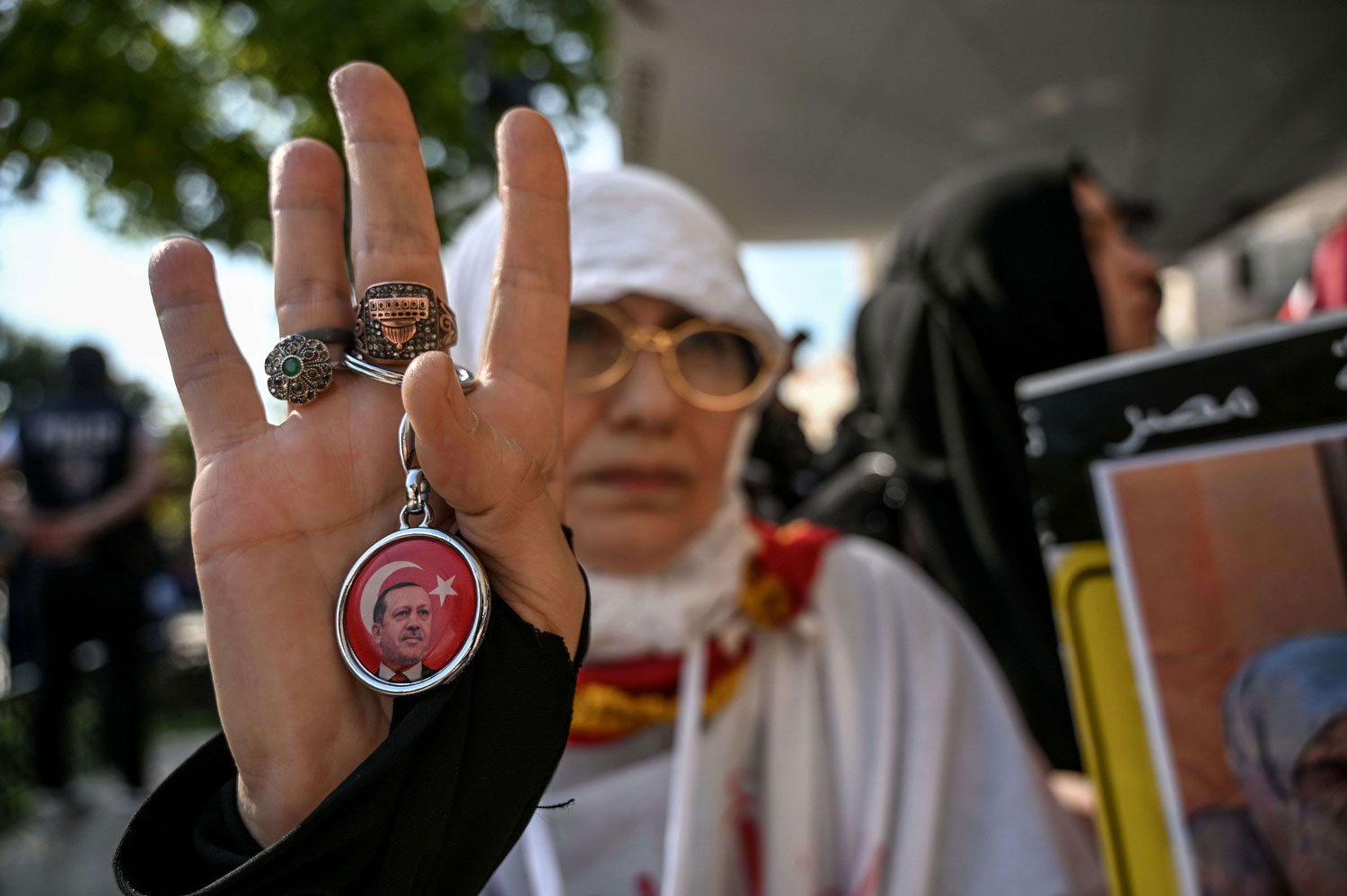 أردوغان يتخذ من نافذة الشعب وسيلة للإقدام على الخطوة الكبرى وهي الاعتراف صراحة بالثورة الشعبية، ويمكنه هذا التوجه من استقطاب فئات شعبية تعوضه عن أذرع الإخوان المستهلكة