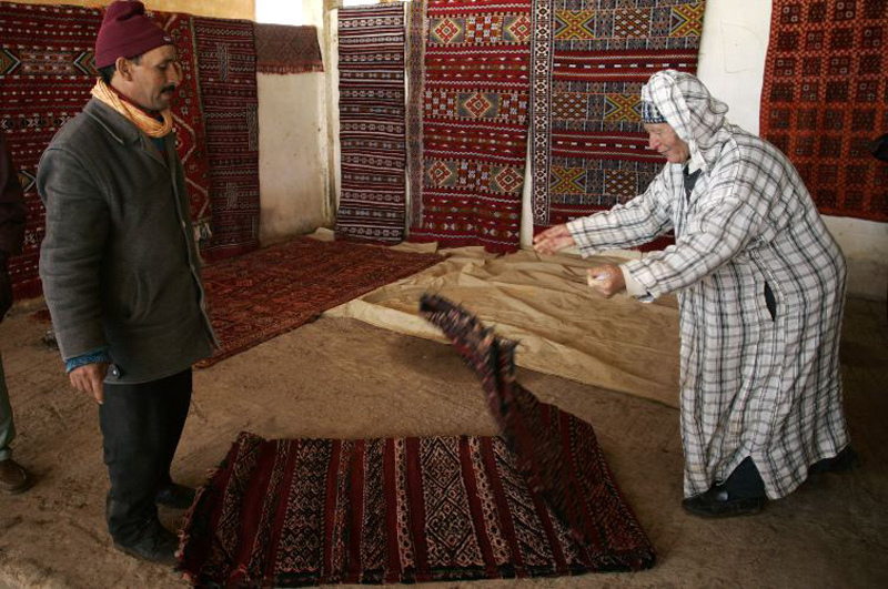 النساء ينسجن والرجال يبيعون