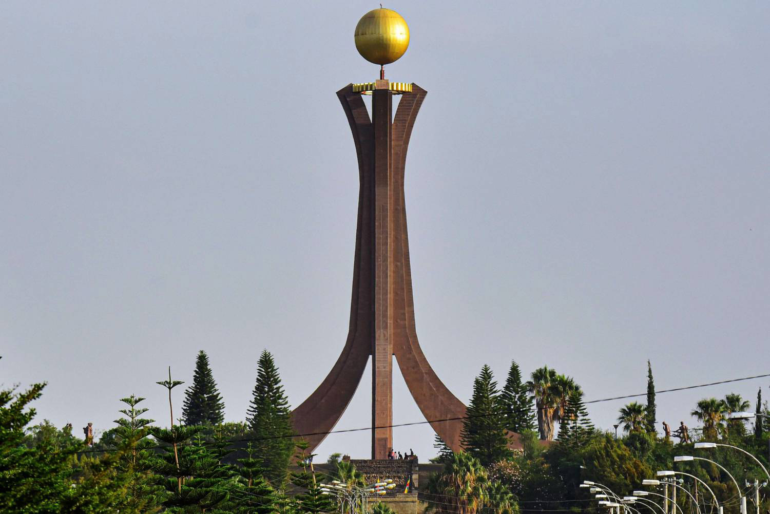 معلم النصر اللافت