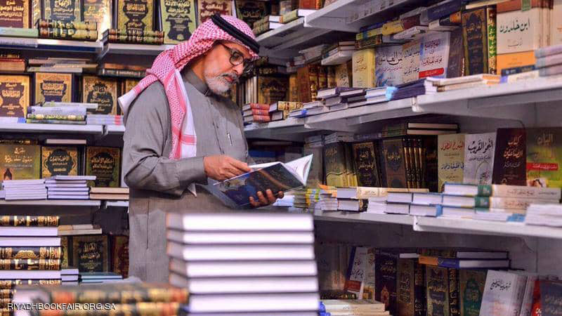 الكتب الدينية تملأ الرفوف ولا تغني العقول