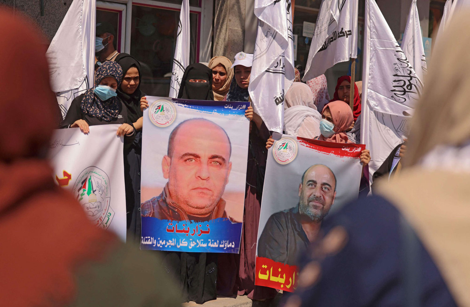 وفاة نزار بنات تشعل الاحتجاجات في الضفة