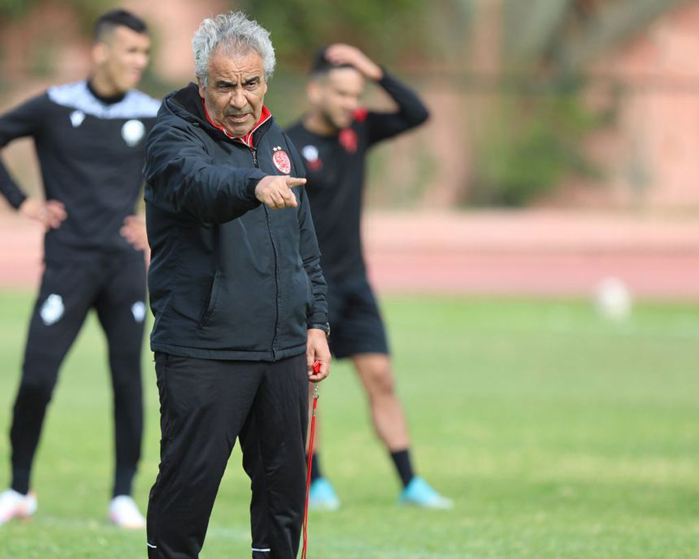 أسلوبه الخاص في التدريب والإشراف الفني على مختلف النوادي يجمع بين الجدية والواقعية