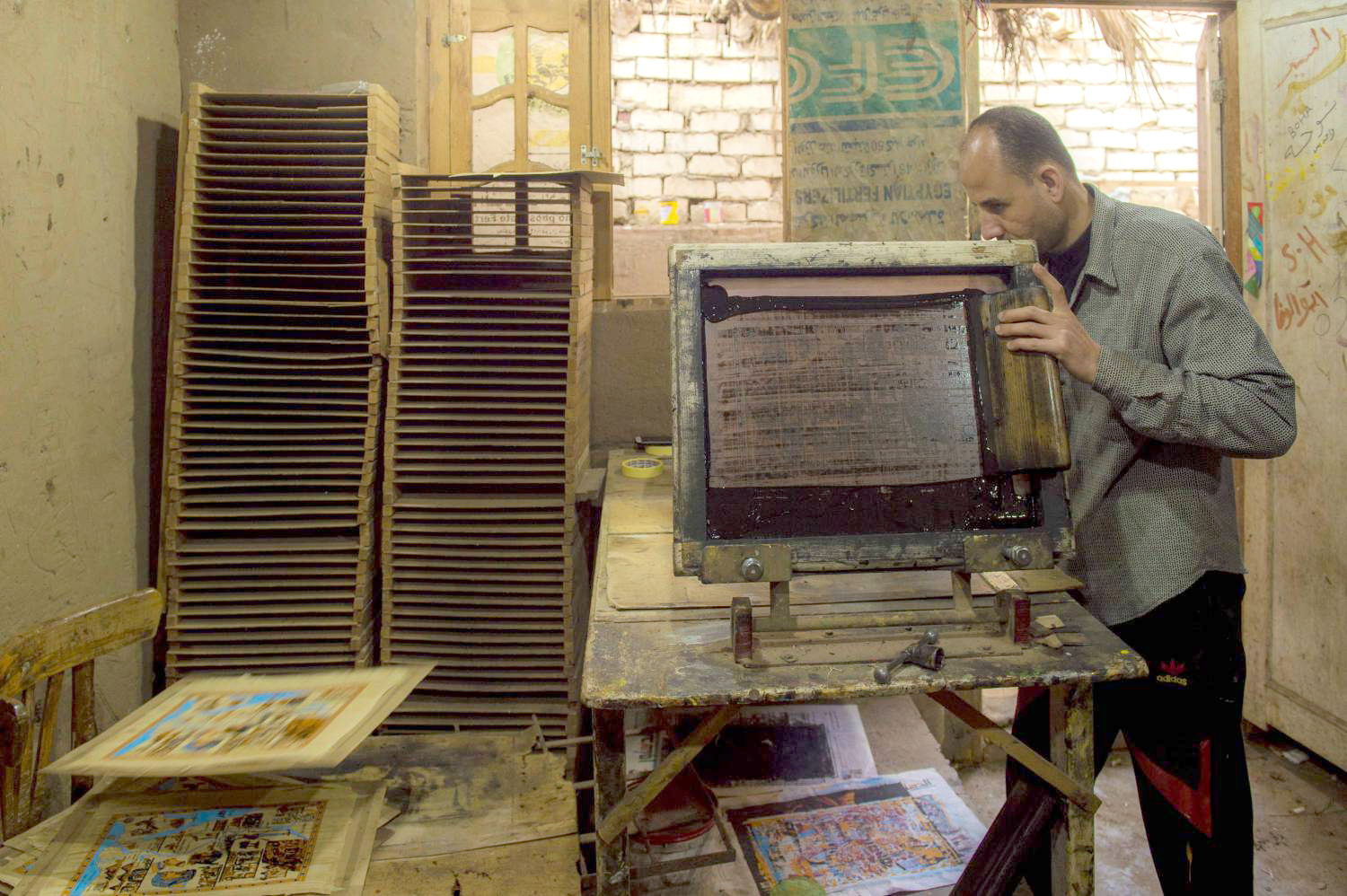 الرسم يحول نبتة البردي إلى لوحة فنية