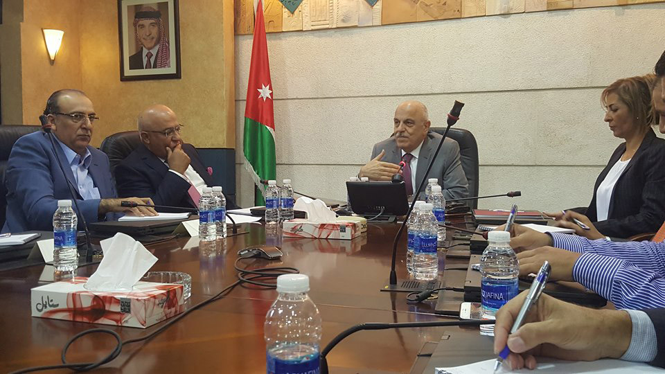عدم إخلاص المعشر التام لأفكار المدرسة المحافظة، لا يعني أن البيروقراطيين في الدولة الأردنية لا يثقون به أشد الثقة، فقد ظل المنتدب دوما كضابط لإيقاع أي تجربة جديدة خوفا من انزلاقها إلى مهالك النيوليبرالية.