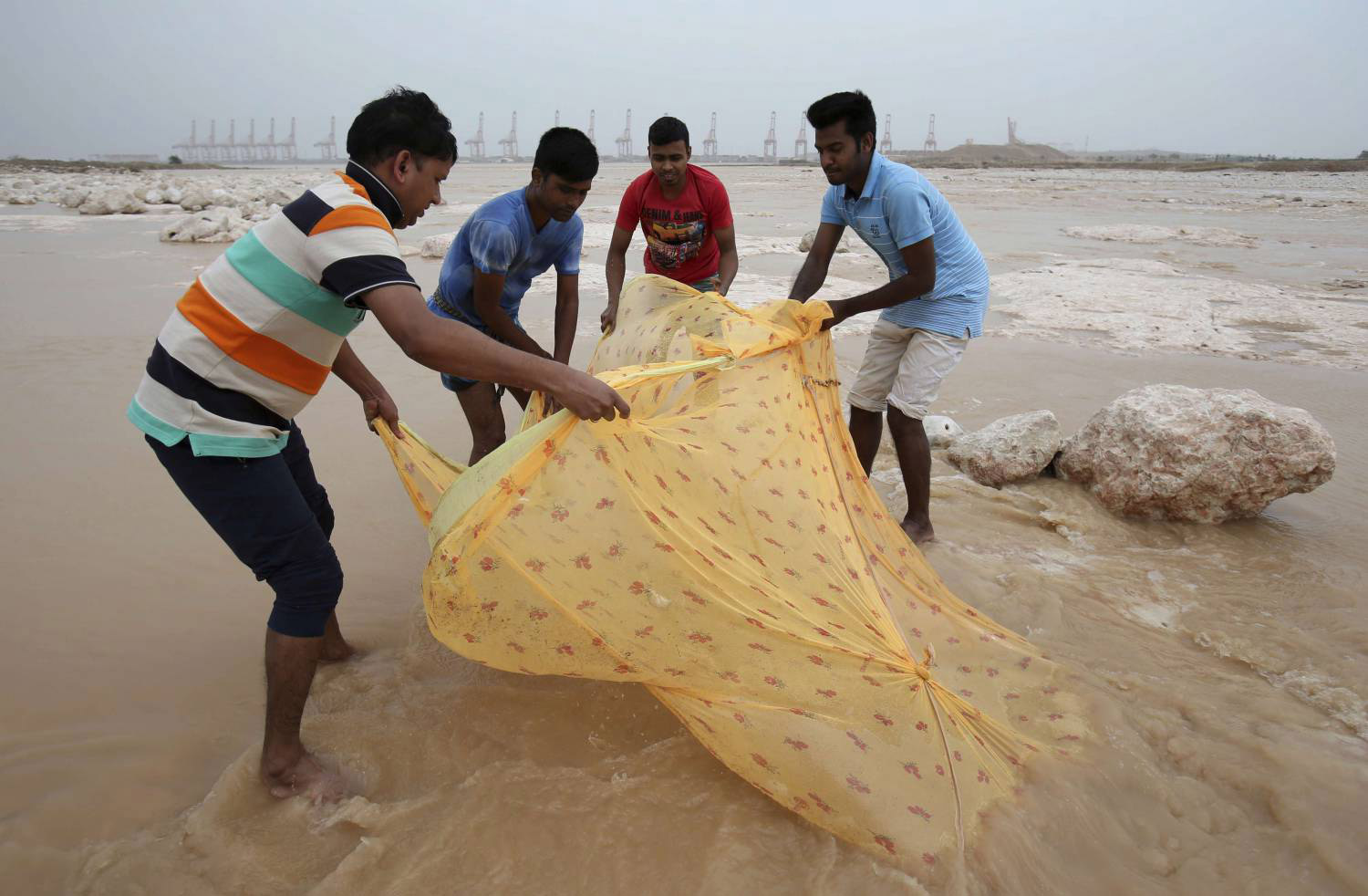 يصطادون في ماء بحر "ميت"