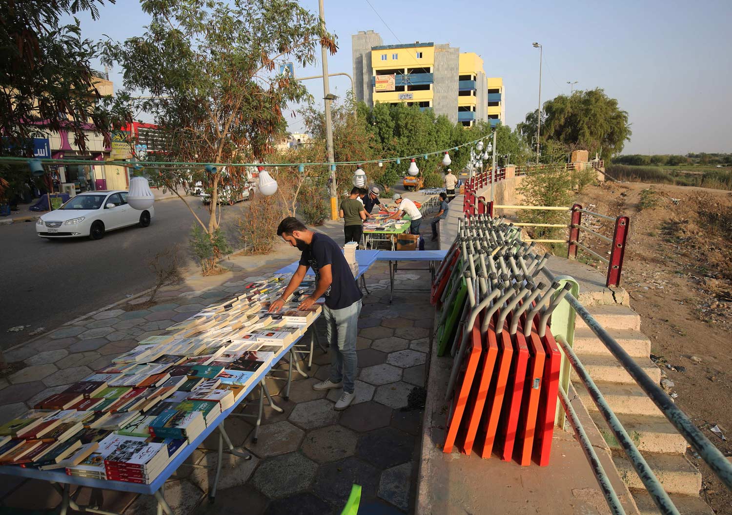 عرض الكتب ضمن  فعاليات ثقافية في شارع الكورنيش على نهر دجلة 