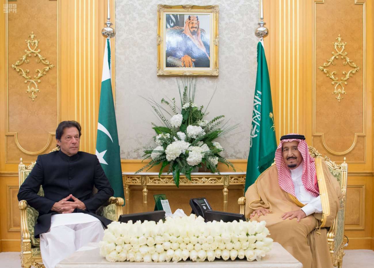 عمران خان في السعودية بحثا عن الدعم