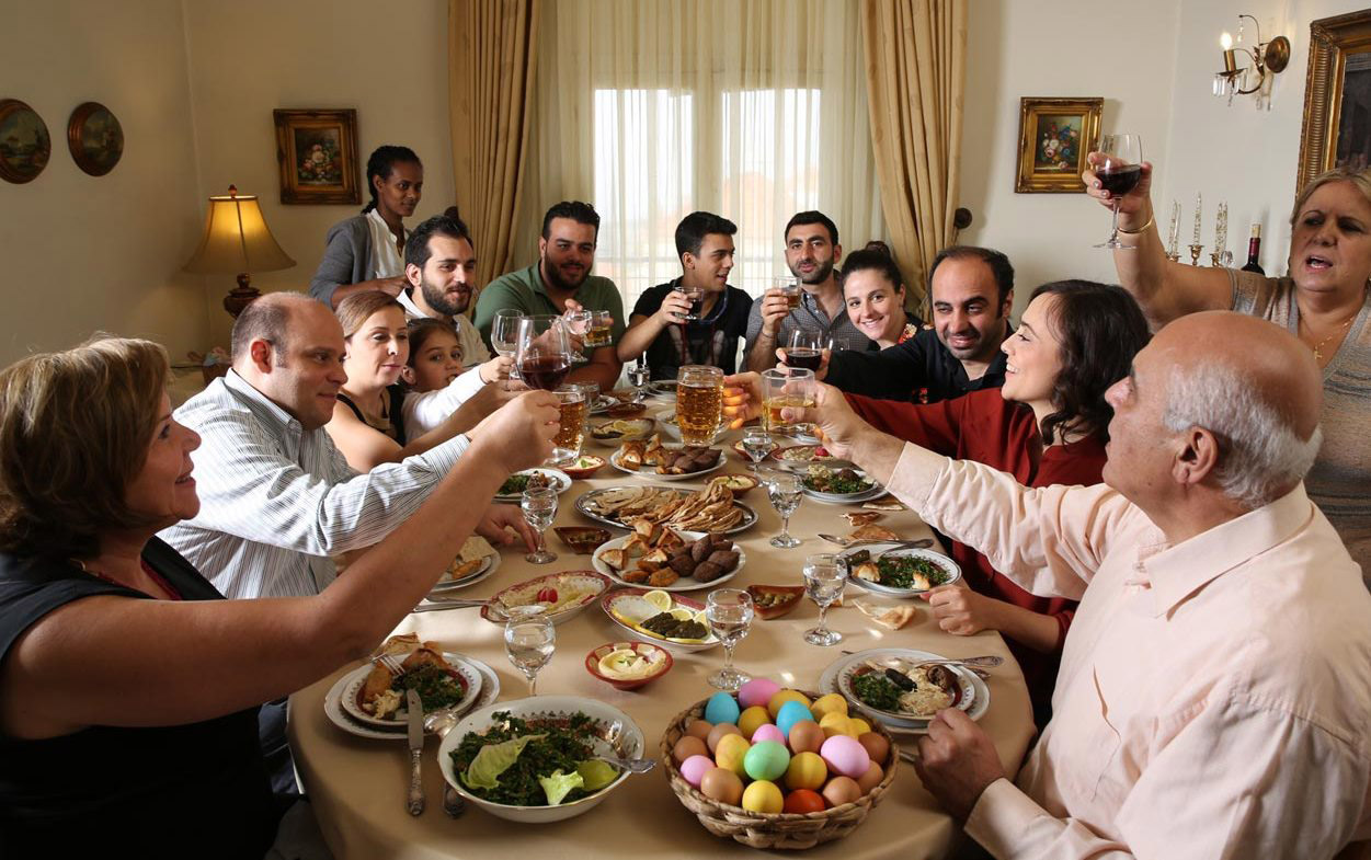"غذاء العيد" عائلة لبنانية وحّدها الدم وفرقتها الحرب