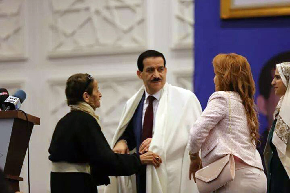 [ مراقبو مسيرة غول يؤكدون أنه رصد جيدا توقيت ونوعية القفز. ففيما قفز صقور الإخوان من قارب السلطة في 2011 إلى شاطئ رصد إفرازات ثورات الربيع العربي، قفز غول من قارب الإخوان برمته.