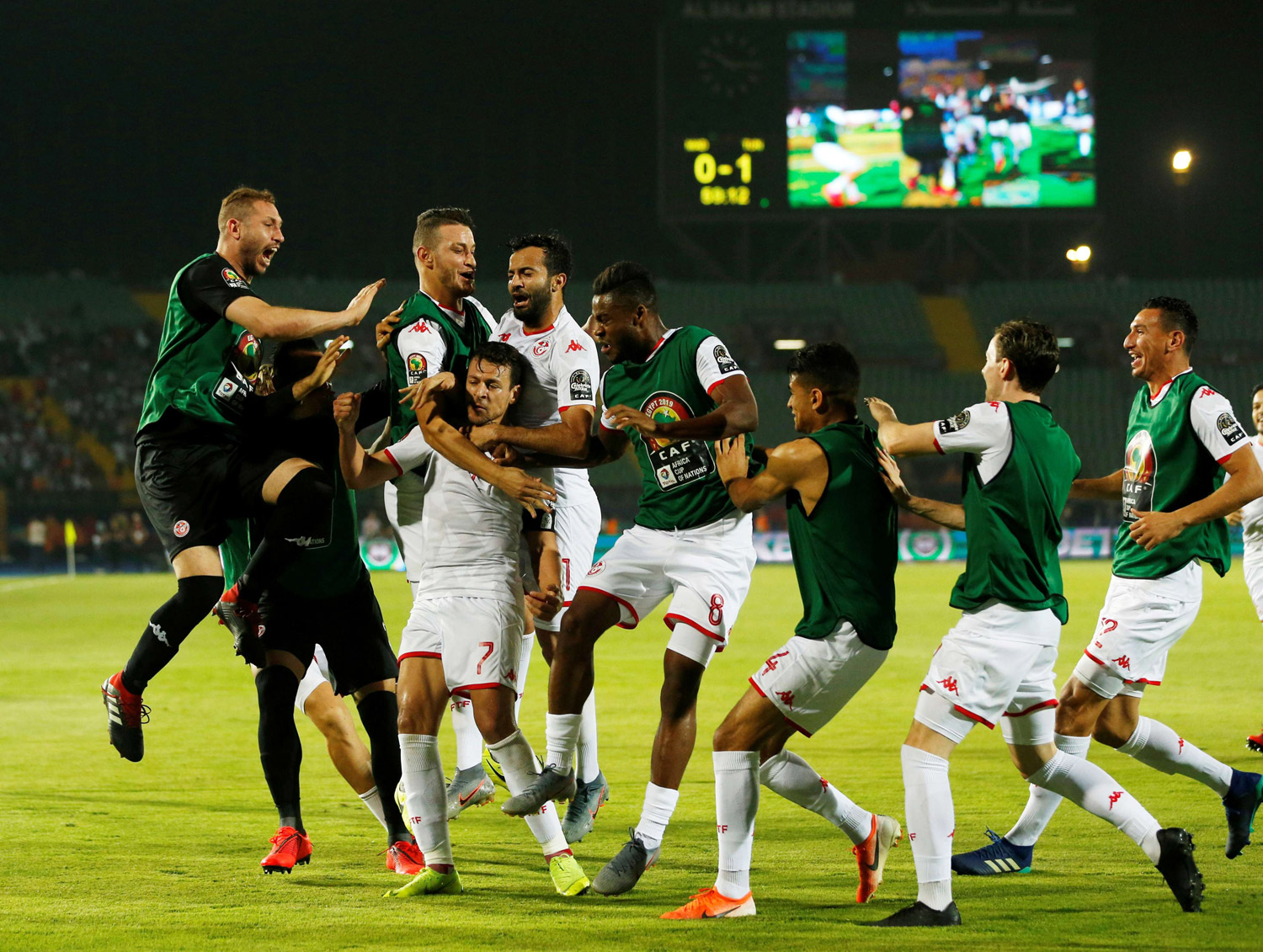 النسور تطير بعيدا