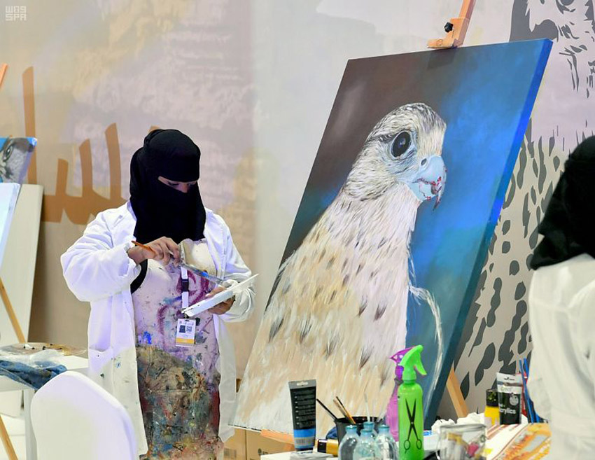 طير ارتسم في الخيال فرسم على اللوحات