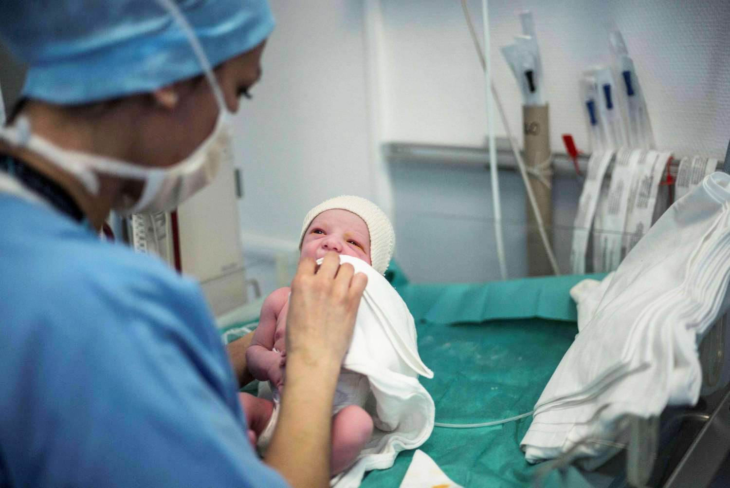 القابلة تمثل الركن الأساس لحمل صحي وولادة آمنة،إذ تساعد على تفادي ومنع ثلثي الوفيات في صفوف الحوامل وثلث الوفيات في صفوف الأطفال حديثي الولادة