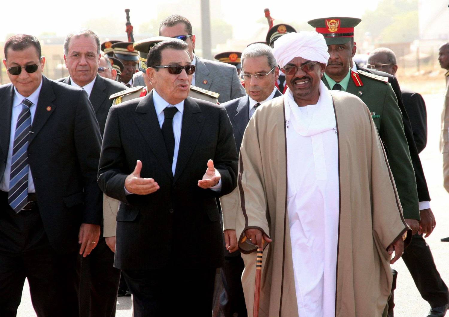 مصر ابتعدت خلال حكم نظام الرئيس الراحل حسني مبارك عن توظيف المعارضة السياسية ضد دولها الأصلية، ولم تشهر هذه الورقة في أوج الخلافات مع نظام عمر حسن البشير