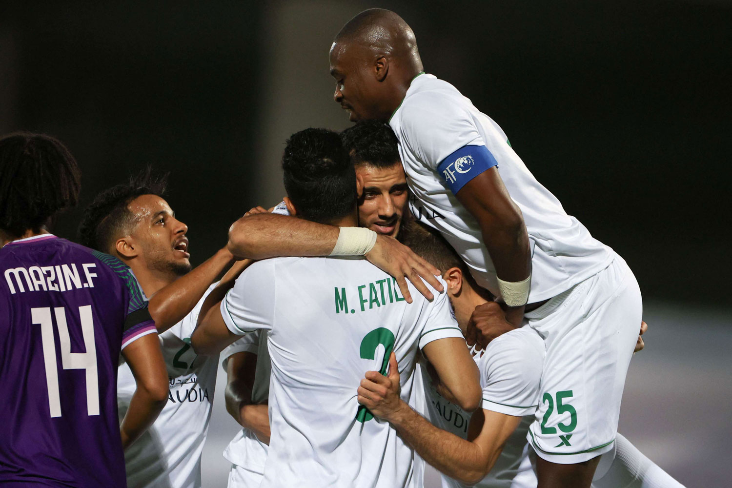 الأهلي تنتظره مباراة هامة أمام غريمه الاتحاد ضمن الجولة السابعة على ملعب الأمير عبدالله الفيصل