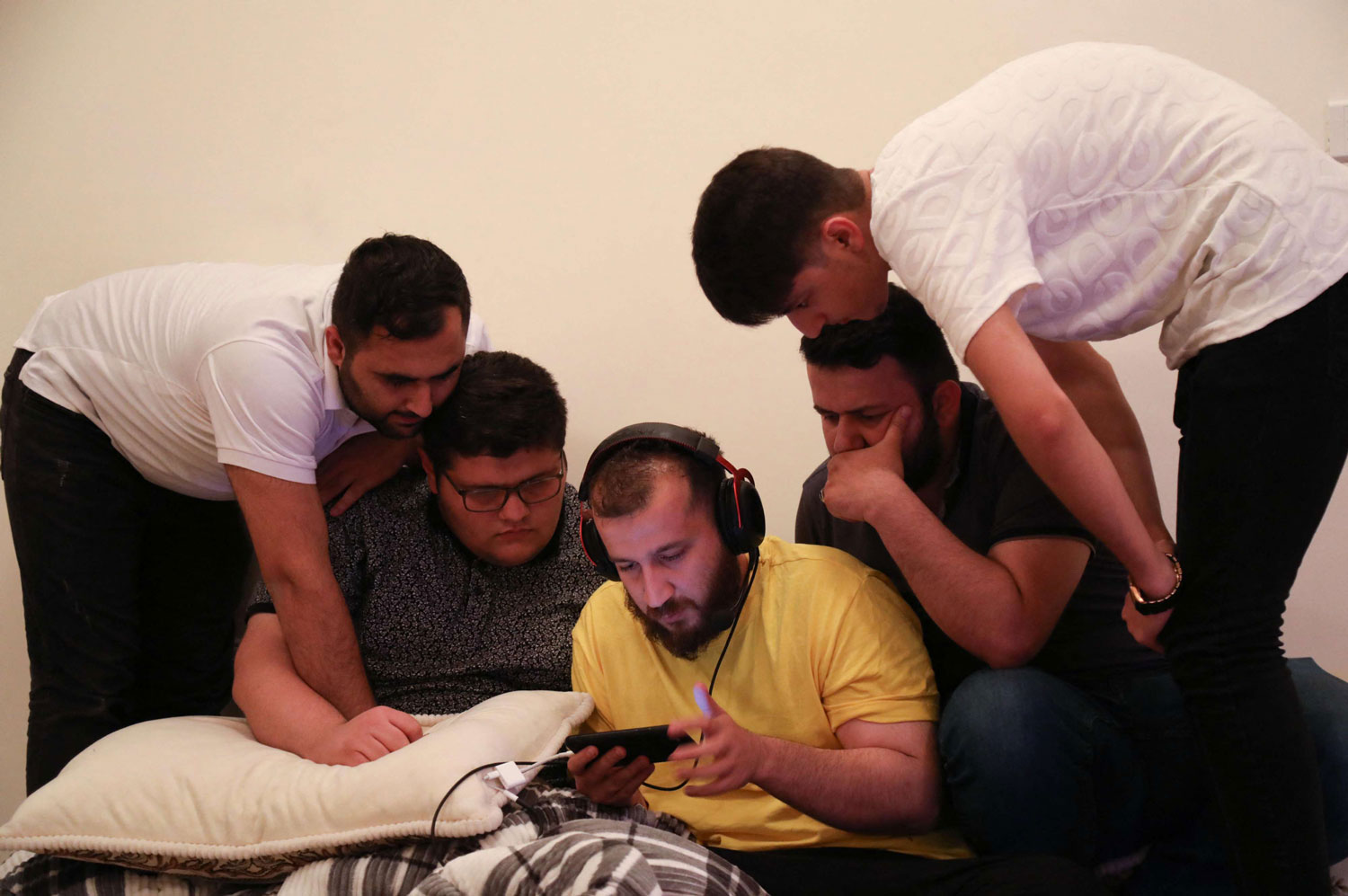 الأجهزة الذكية سهلت التواصل وزادت من المخاطر