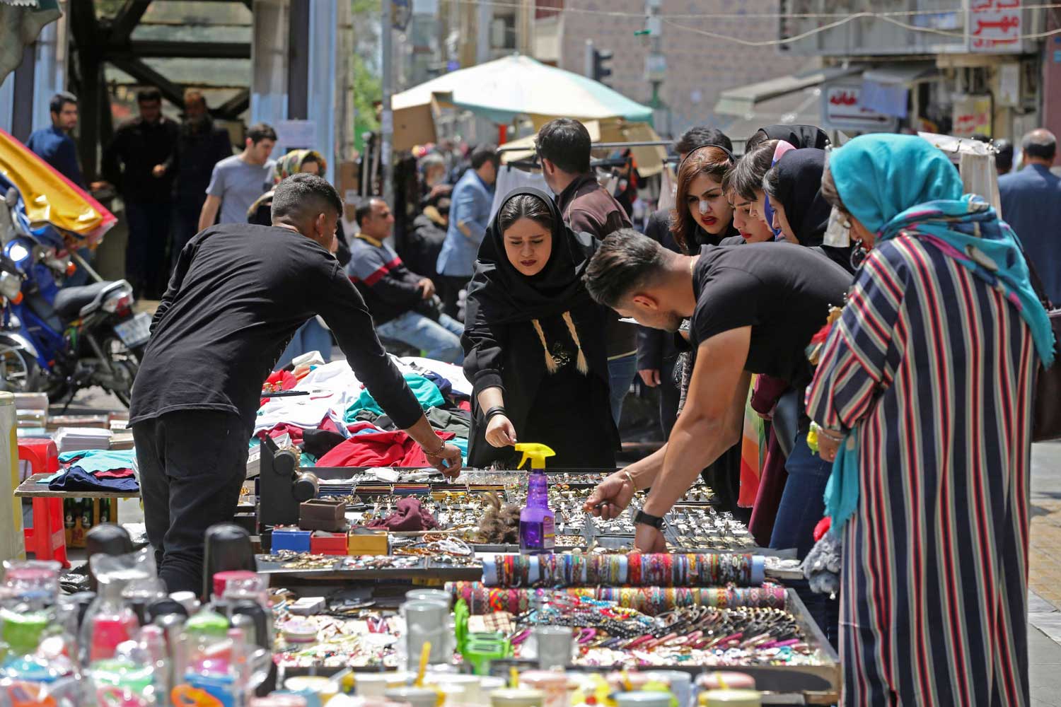 تفشي الفقر في صفوف الإيرانيين