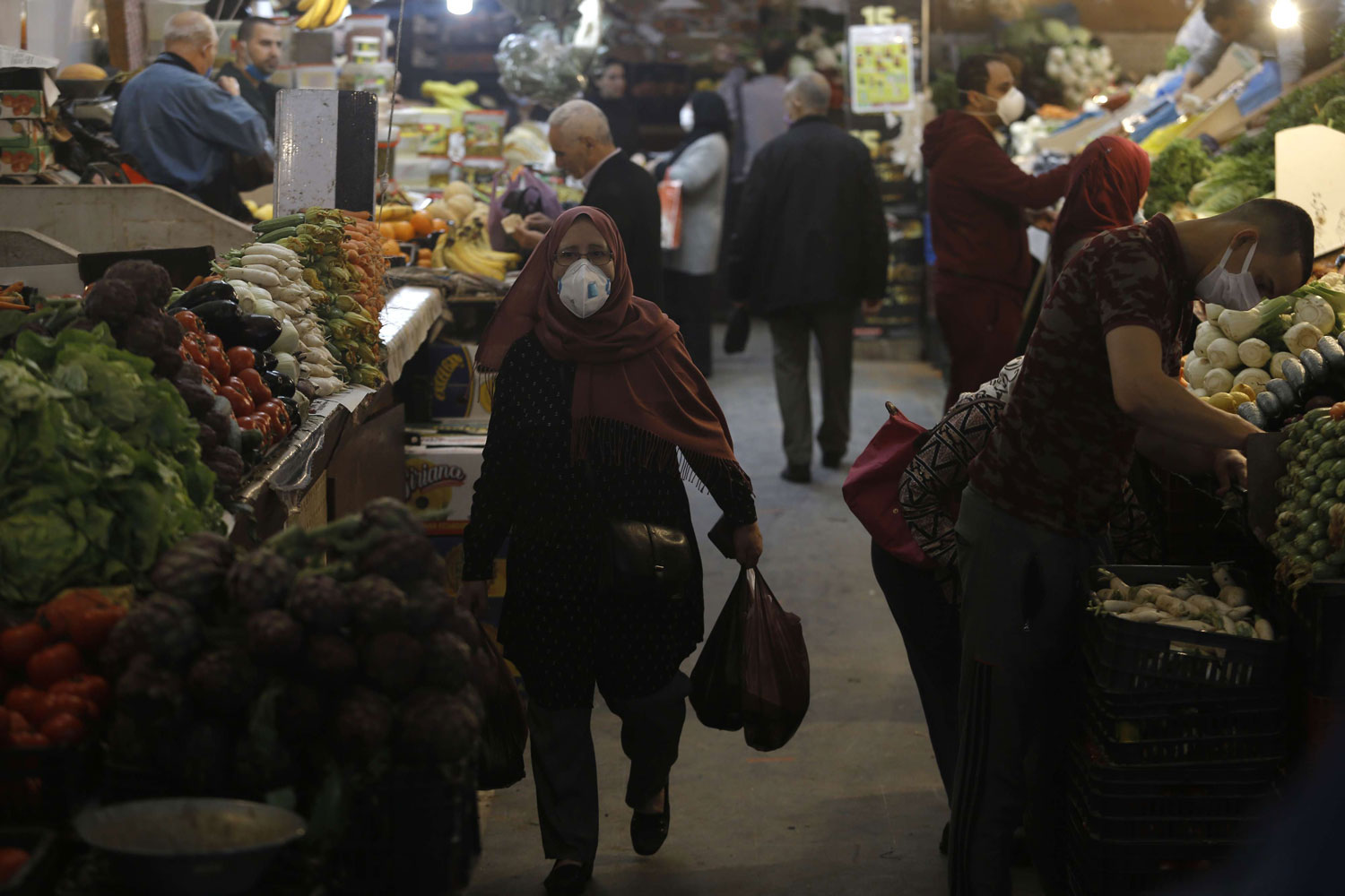 العبئ الضريبي يتحمله المواطن البسيط