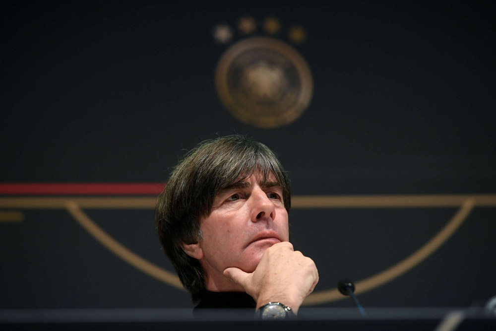 يواخيم لوف المدير الفني للمنتخب الألماني يمضي في طريق إعادة بناء المنتخب وتطوير فريق أكثر شبابا
