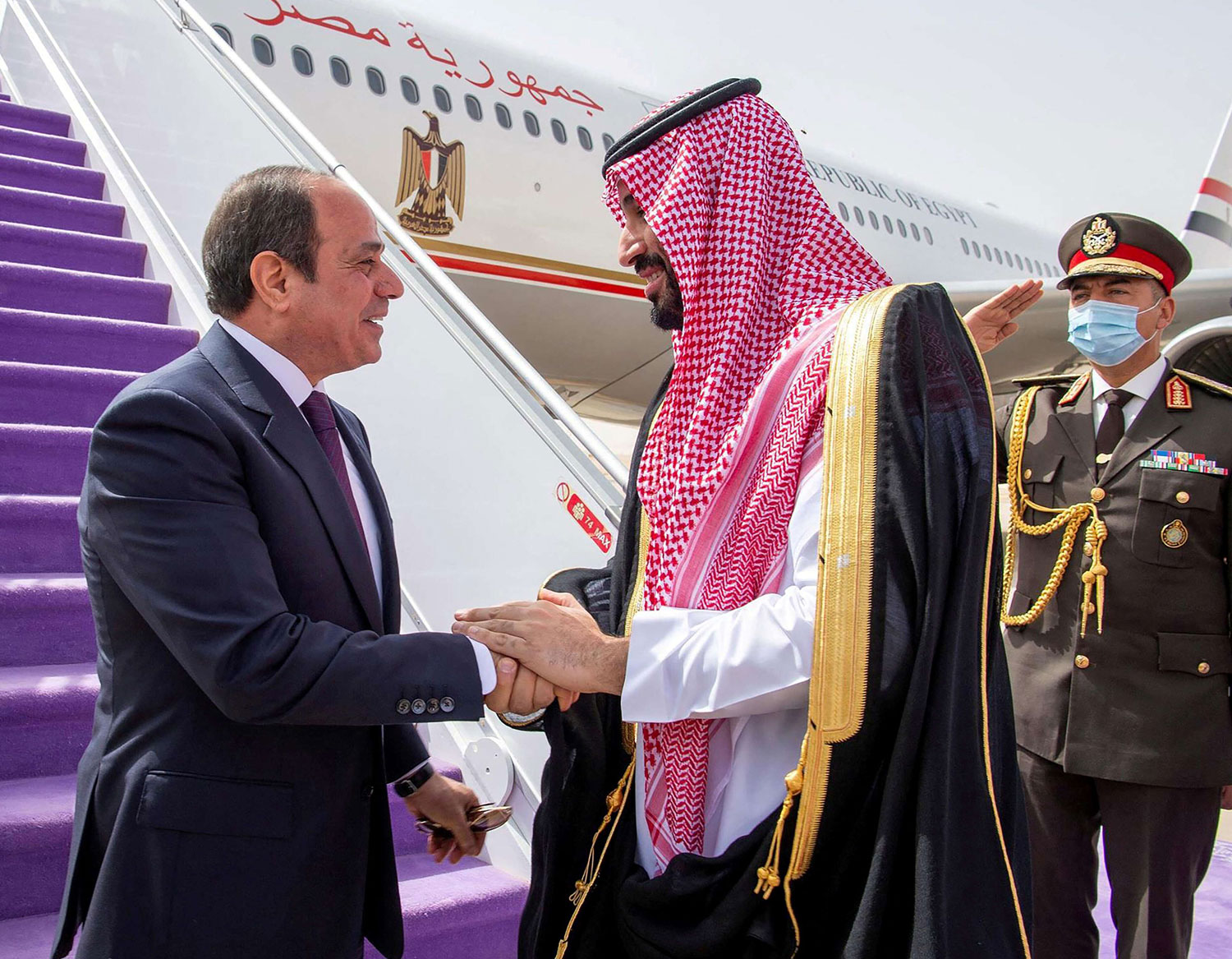 السيسي يحظى باستقبال مهيب