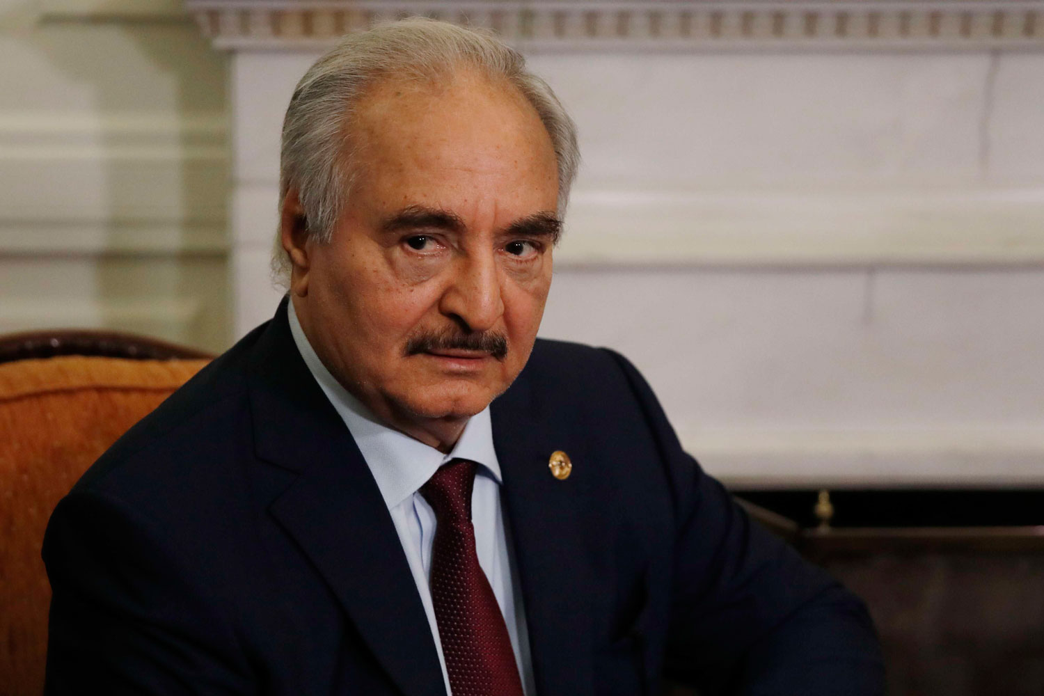 القانون يسمح للمشير خليفة بالعودة إلى قيادة الجيش إذا خسر الانتخابات