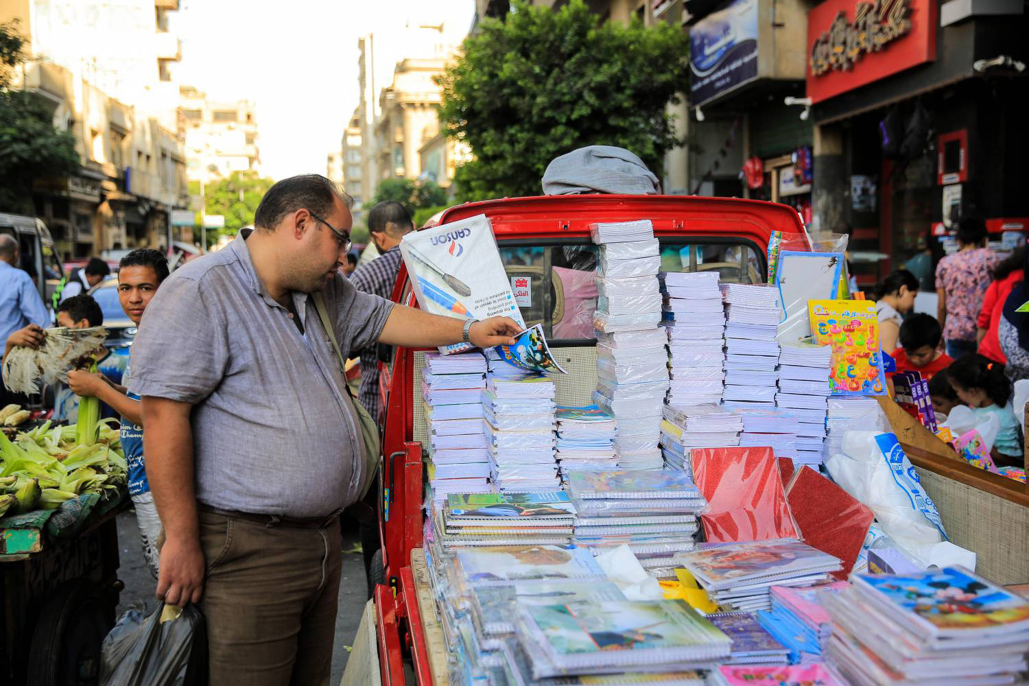  ألوان الحقائب المدرسية الزاهية وتلال الكتيبات والدفاتر المتراصة تخطف الأنظار