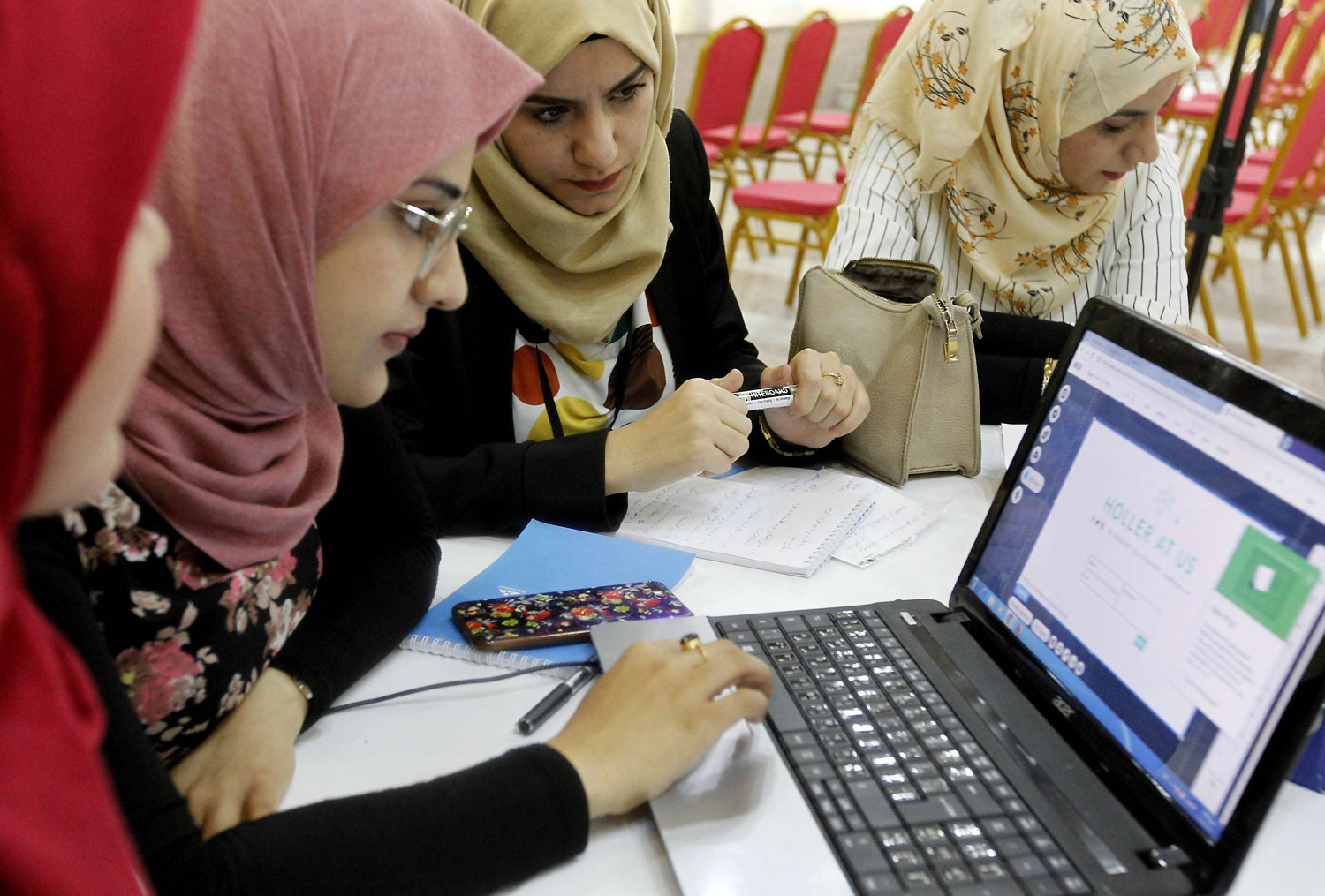 عالقون بين قائمة انتظار لا تنتهي لوظيفة حكومية وقطاع خاص ضعيف