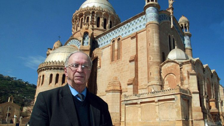 مواقفه من الخطاب الرسمي في فرنسا جعلته يفضل الابتعاد عن الأضواء، وبصعوبة كبيرة نشرت مطبوعات فرنسية شحيحة حوارات أجرتها معه، رغم ما جاء فيها من نقد مبطن للحكومة الفرنسية لتحريضها كاثوليكيي الجزائر على مغادرتها. 