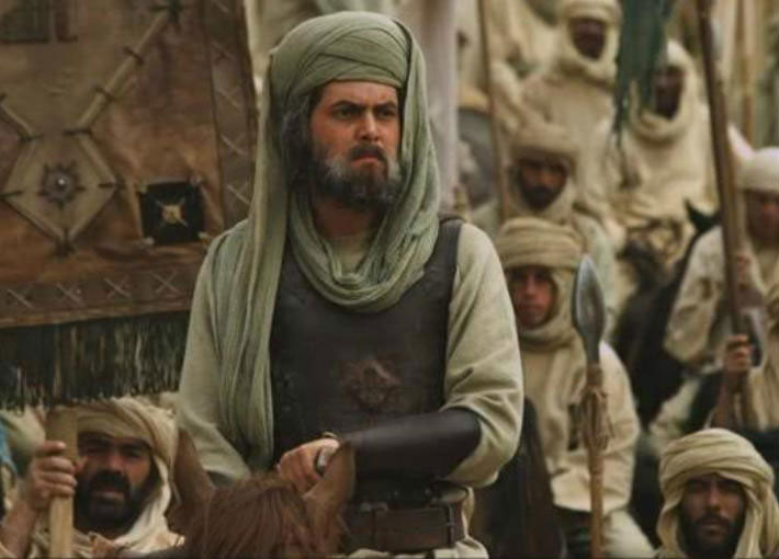 مدرسته ستبقى خارج التصنيفات، دعمها بالتجريب، ومن يدقق جيداً سيجد كم كان جريئاً بتصوير مسلسل كامل بحركة مهتزّة على سبيل المثال