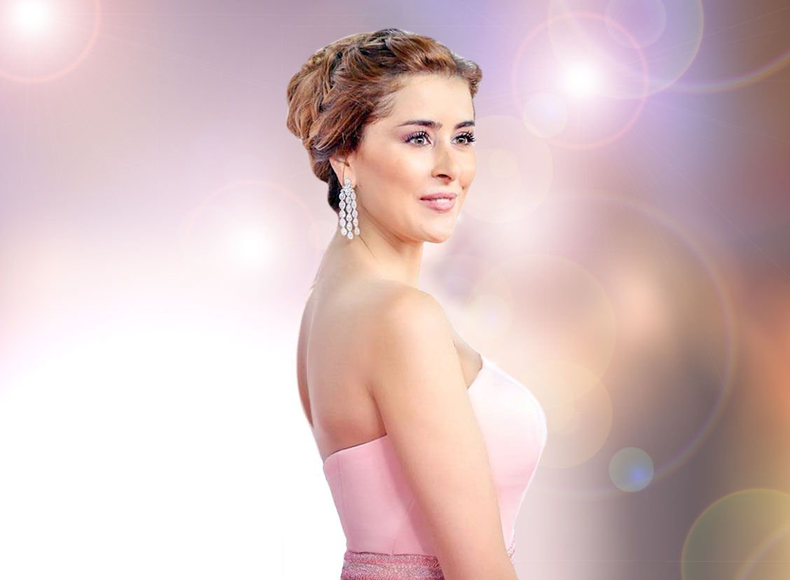عائشة بن أحمد تجسّد  في المسلسل التونسي {حرقة} دور أم عزباء، فيما تقدّم في المسلسل المصري {تقاطع طرق} شخصية امرأة غامضة